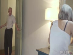 Skinny blonde babe's sexy curve